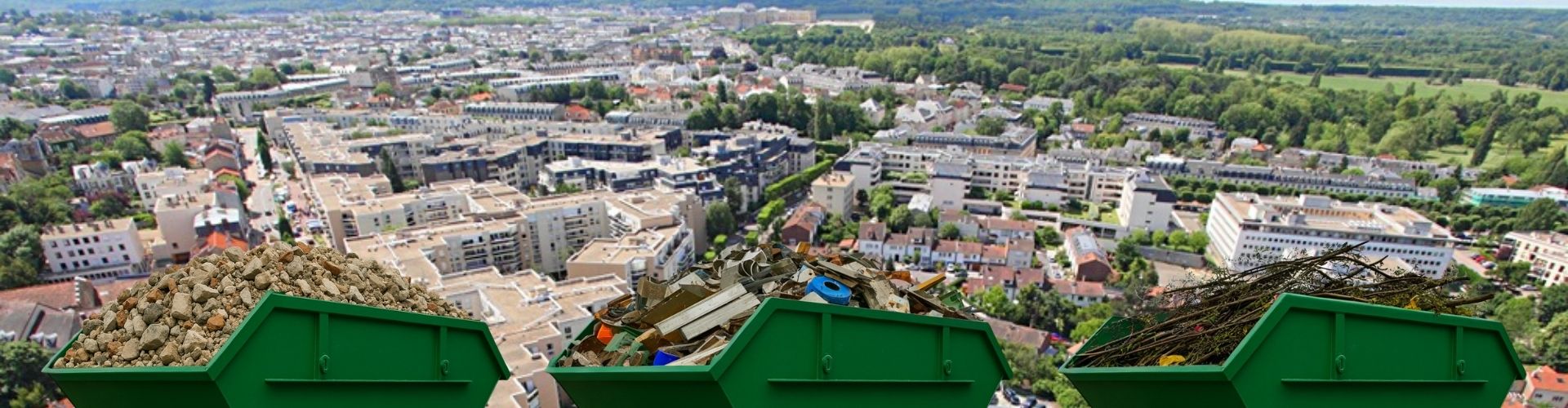 Bennes vertes avec gravats, déchets mélangés et végétaux devant une vue des Hauts-de-Seine.