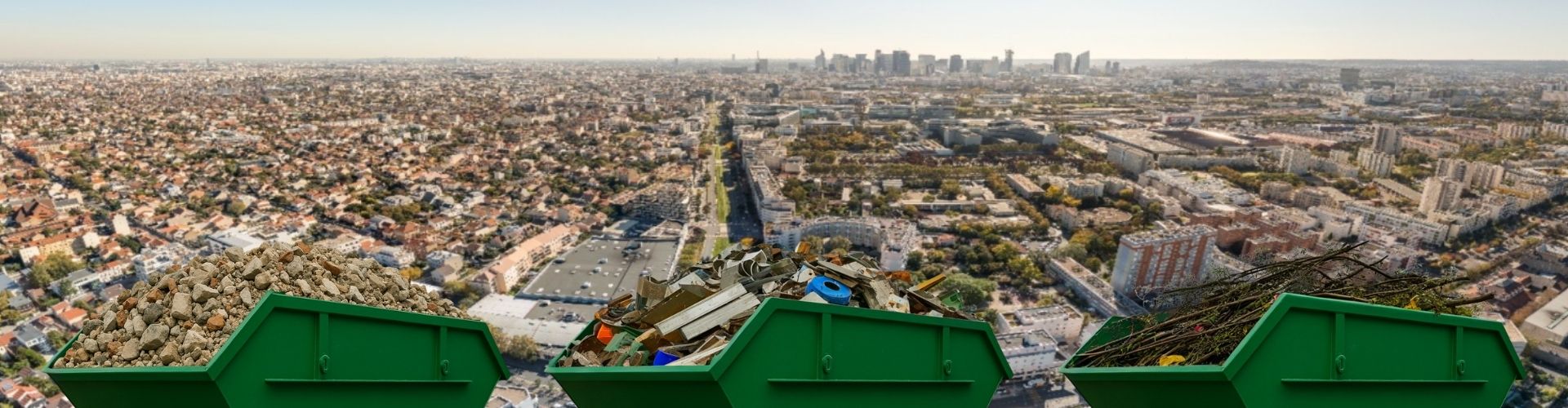 Bennes vertes avec gravats, déchets mélangés et végétaux devant une vue aérienne urbaine.