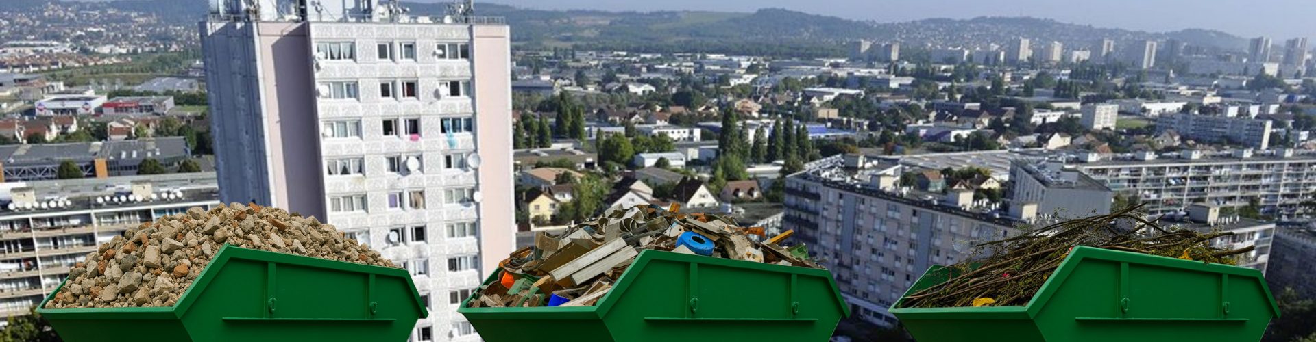 Bennes vertes avec gravats, déchets mélangés et végétaux devant une vue aérienne urbaine.