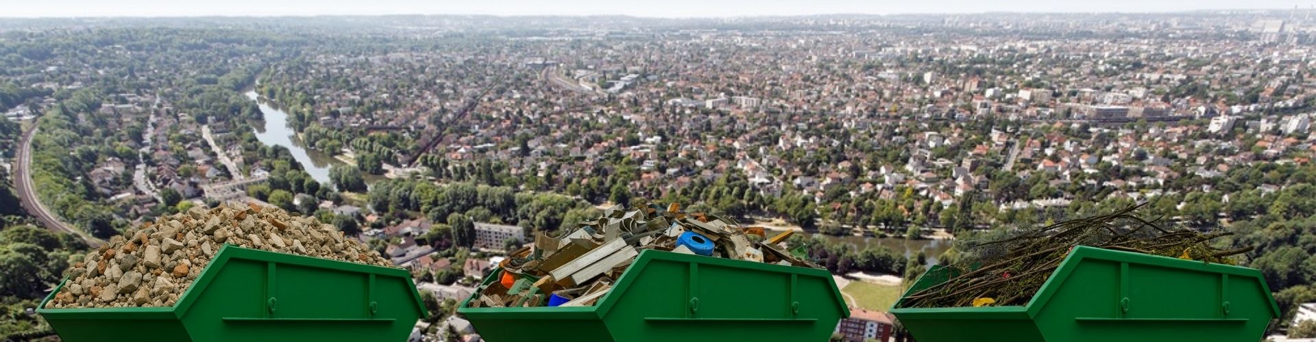 Bennes vertes avec gravats, déchets mélangés et végétaux devant une vue des Hauts-de-Seine.